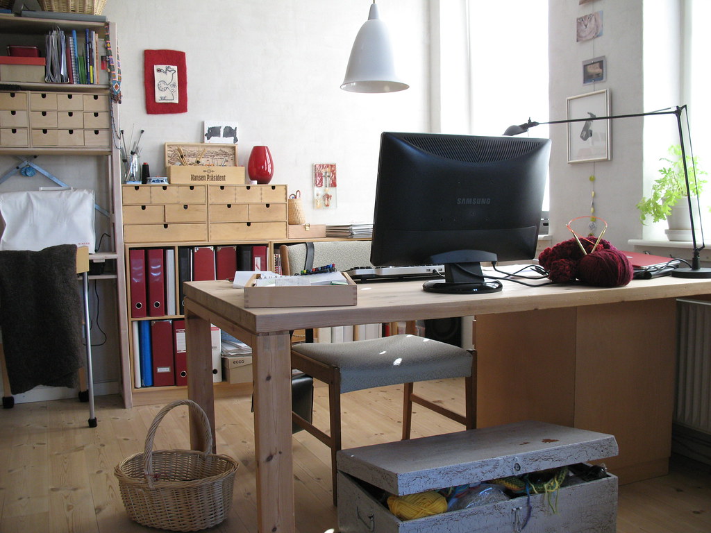 How to choose a home office setup without wasting money workspace detail image